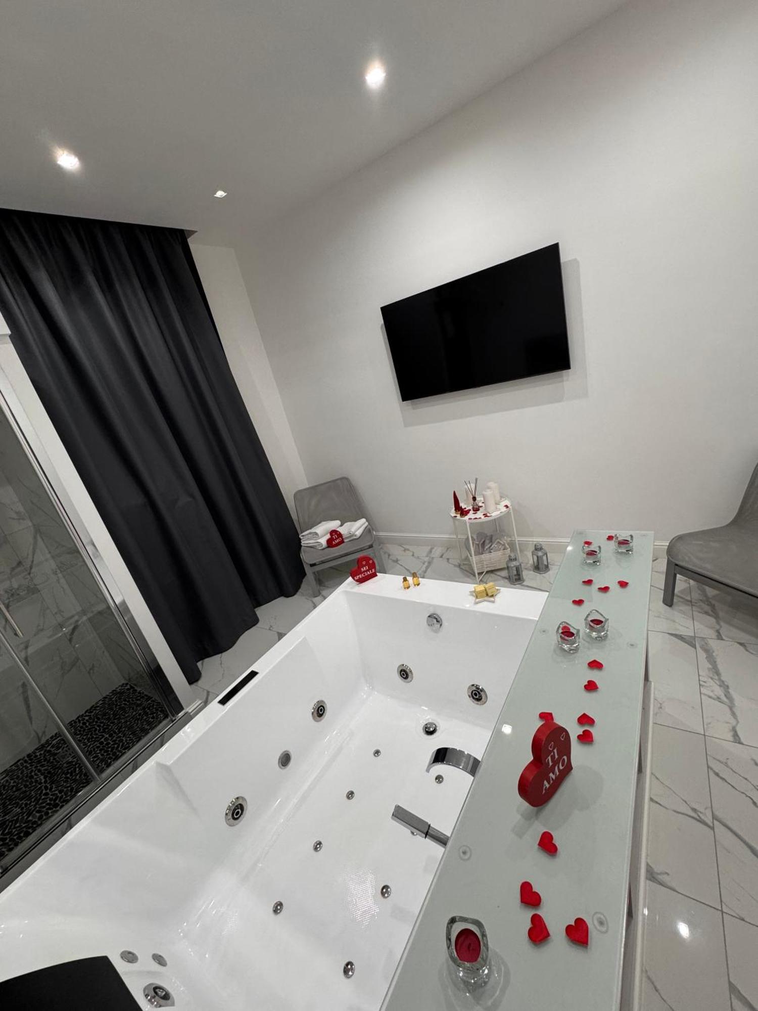 Lady Mary'S Luxury Suites Napoli Ngoại thất bức ảnh