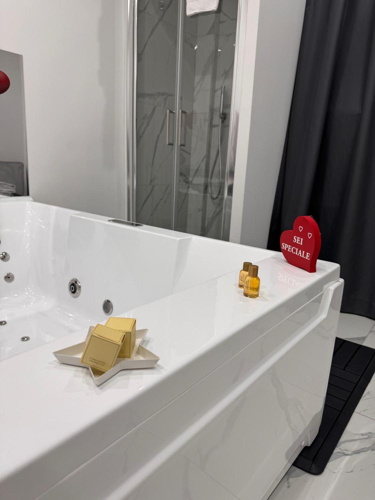 Lady Mary'S Luxury Suites Napoli Ngoại thất bức ảnh